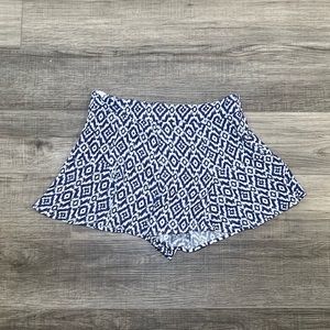 Lucy love, Blue and white shorts